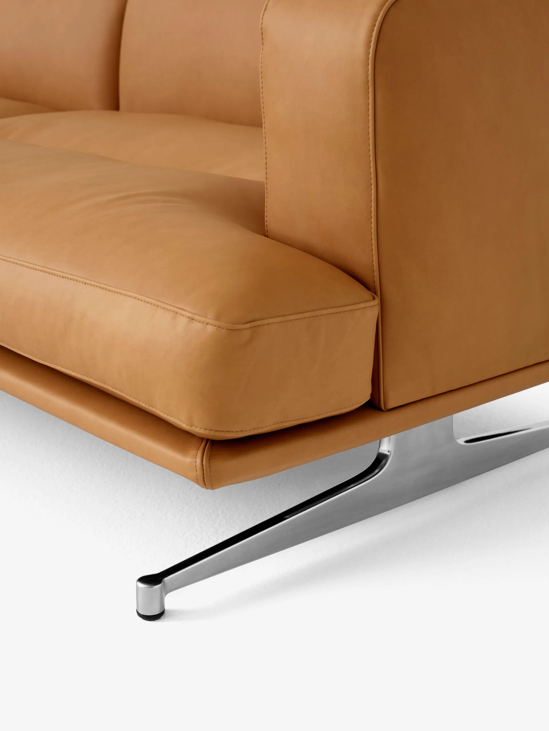 Inland AV23 3-sits soffa, Noble läder cognac-polished alu &Tradition