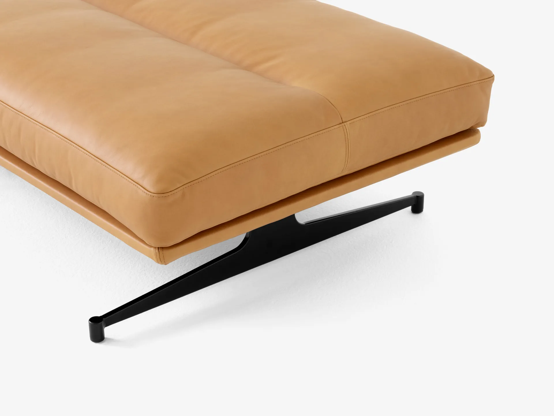 Inland AV32 pouf 78x113 cm, Noble läder cognac-warm black &Tradition