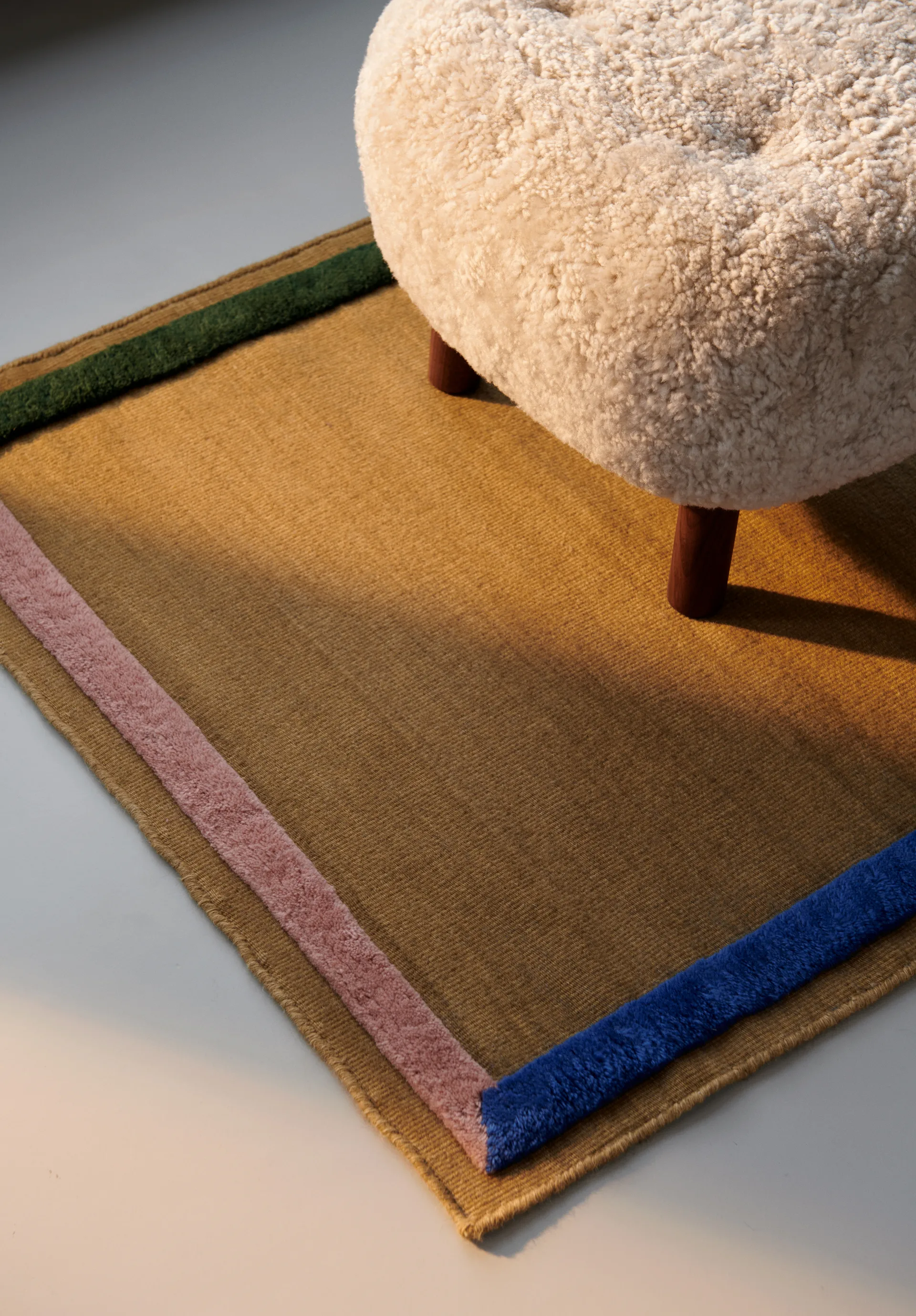 Little Petra VB1 fåtölj inkl. pouf ATD1, Oljad valnöt-Moonlight &Tradition