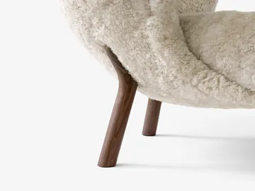 Little Petra VB1 fåtölj inkl. pouf ATD1 - Oljad valnöt-Moonlight - &Tradition