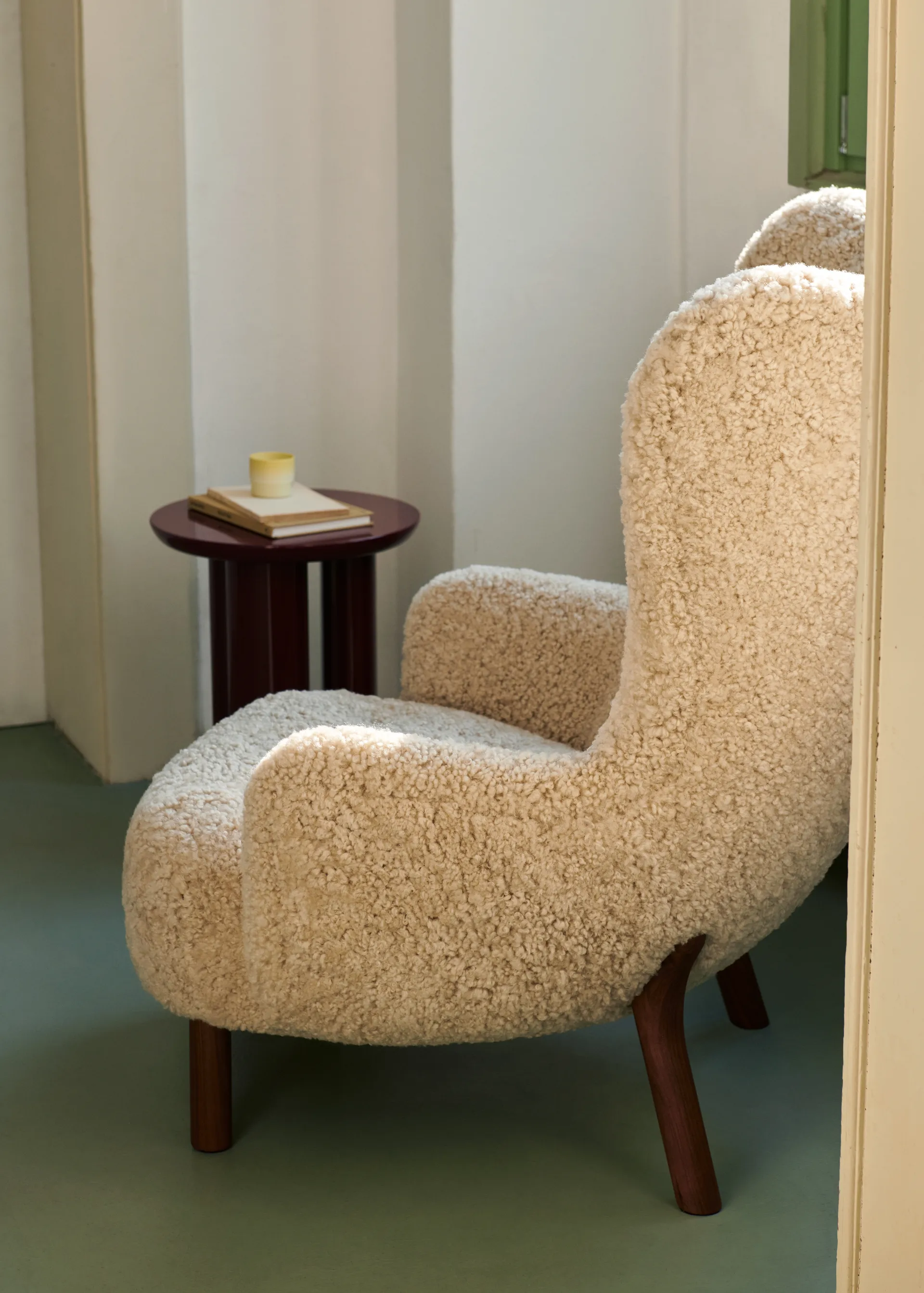 Petra VB3 High fåtölj inkl. pouf ATD1, Oljad valnöt-Sheepskin Moonlight &Tradition