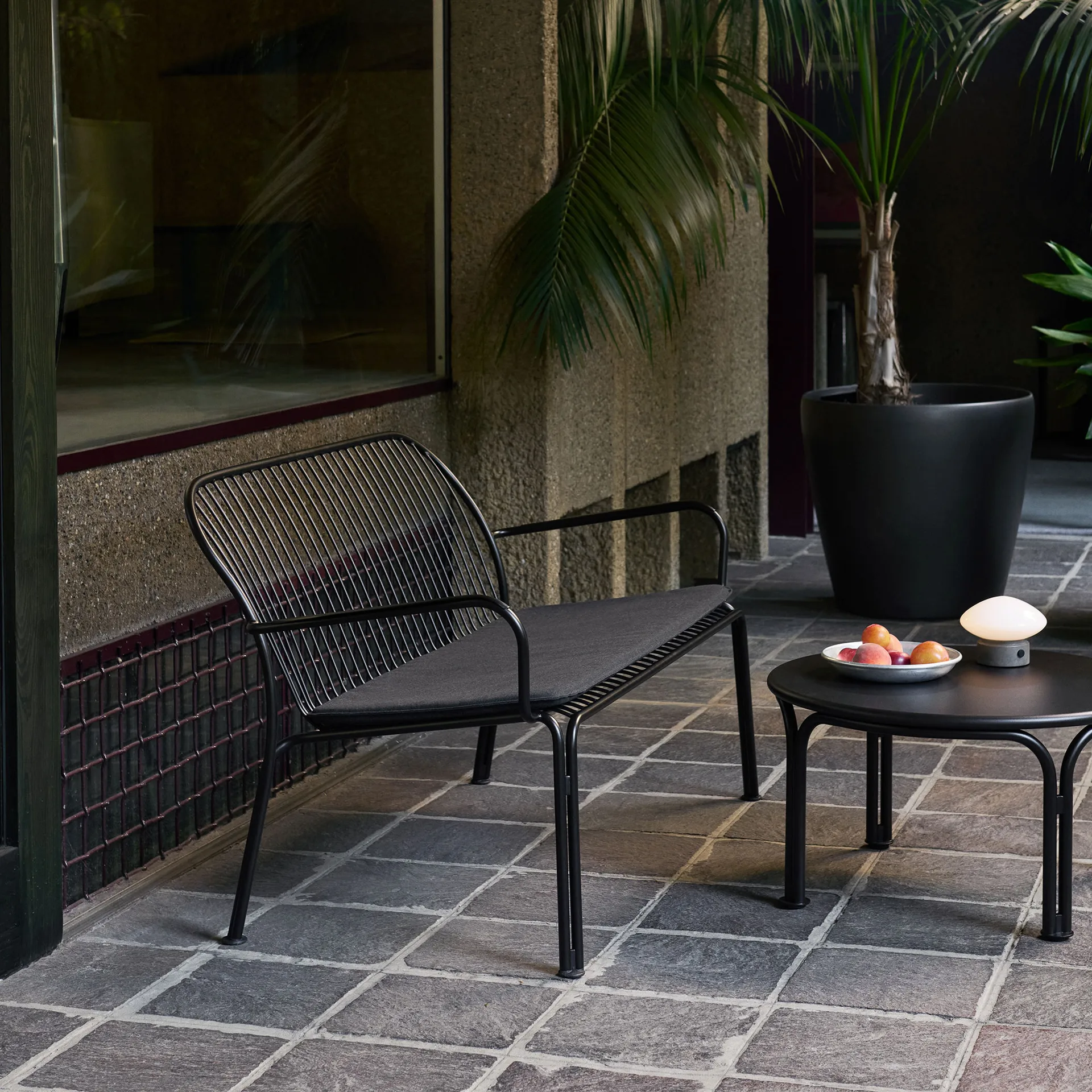 Thorvald SC108 soffbord, Warm black, Ø70 cm &Tradition