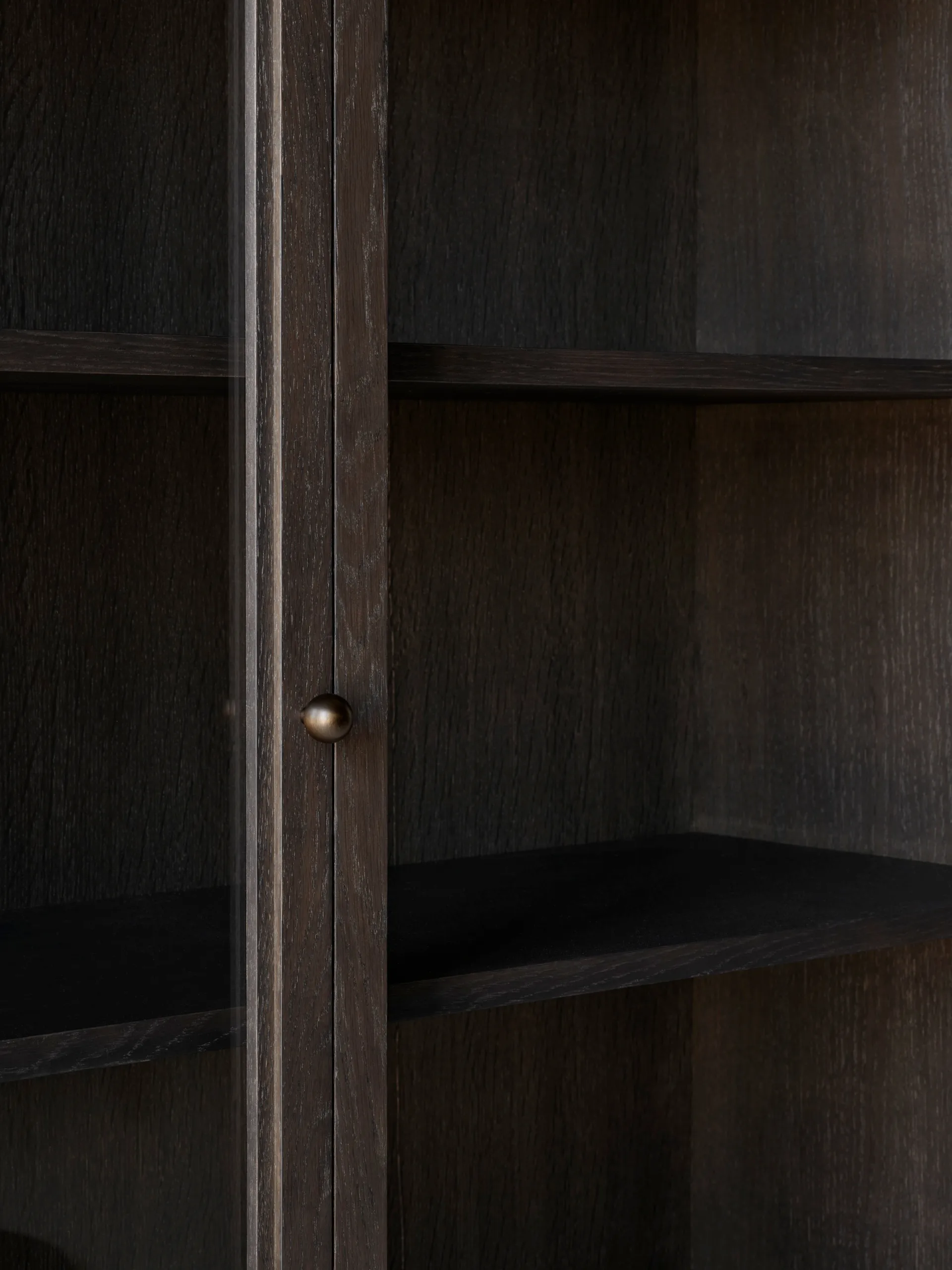 Trace SC88 vitrinskåp 120x192x40 cm, Dark stained oak &Tradition