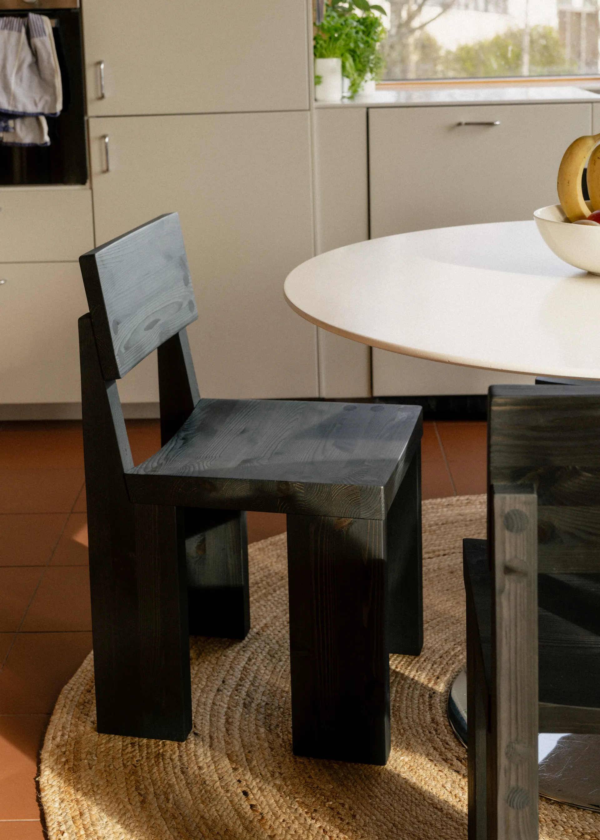 001 Dining Chair stol, Svartbetsad furu Vaarnii