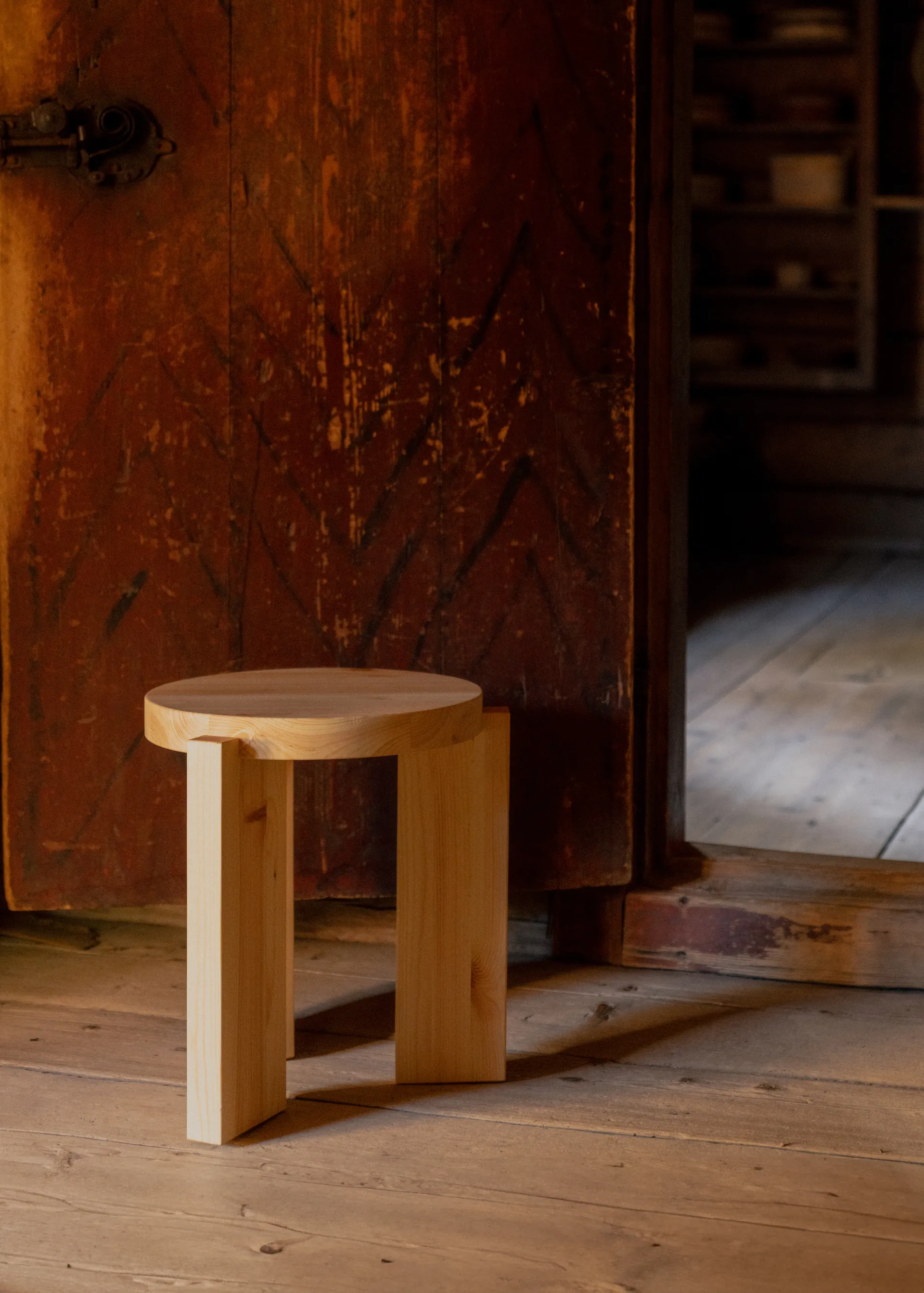 001 Stool pall, Matt oljevaxad furu, Ø40x44 cm Vaarnii
