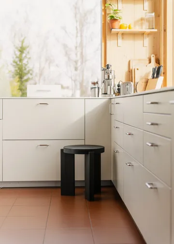 001 Stool rund pall - Svartbetsad furu, Ø40x44 cm - Vaarnii