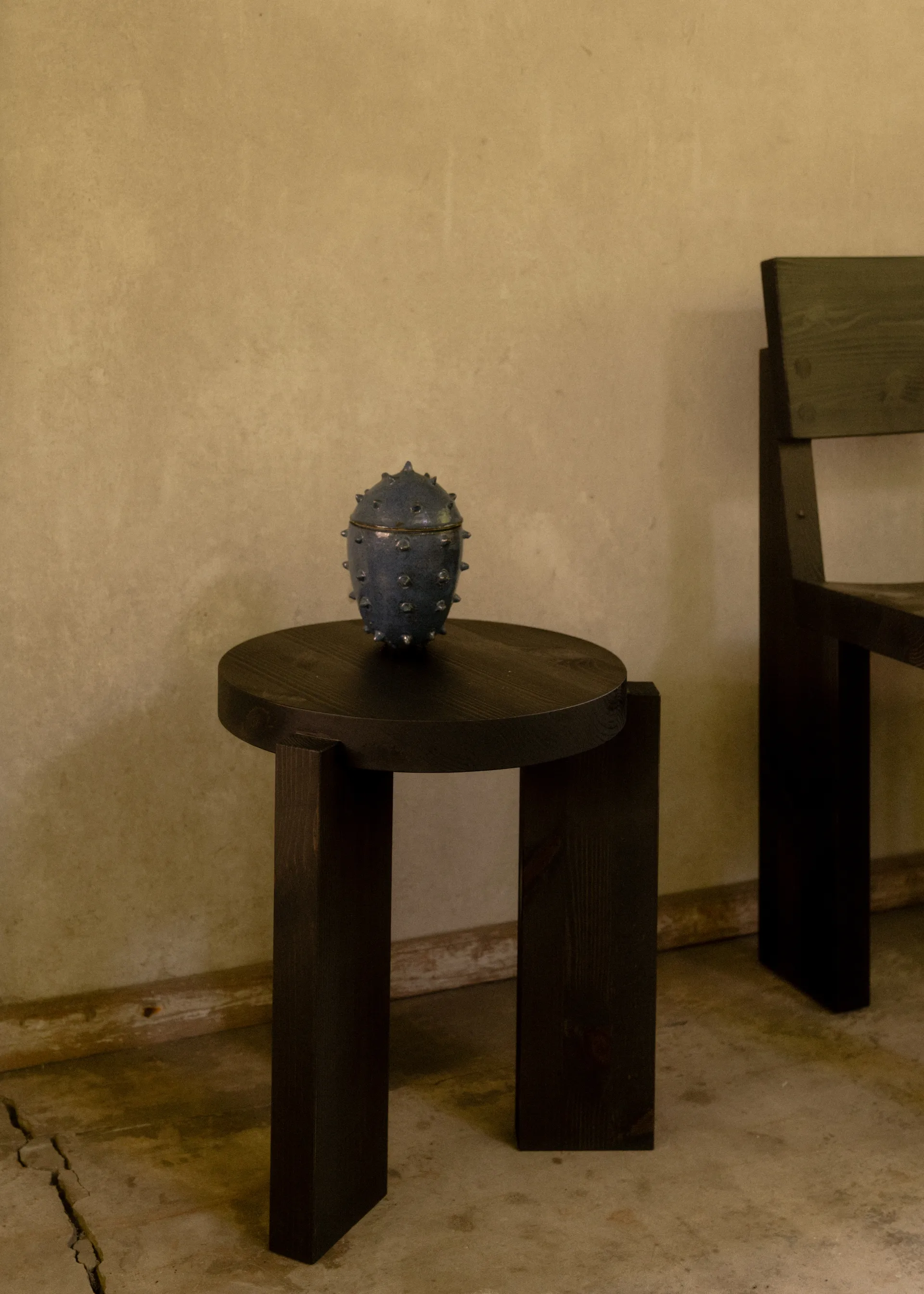 001 Stool rund pall, Svartbetsad furu, Ø40x44 cm Vaarnii