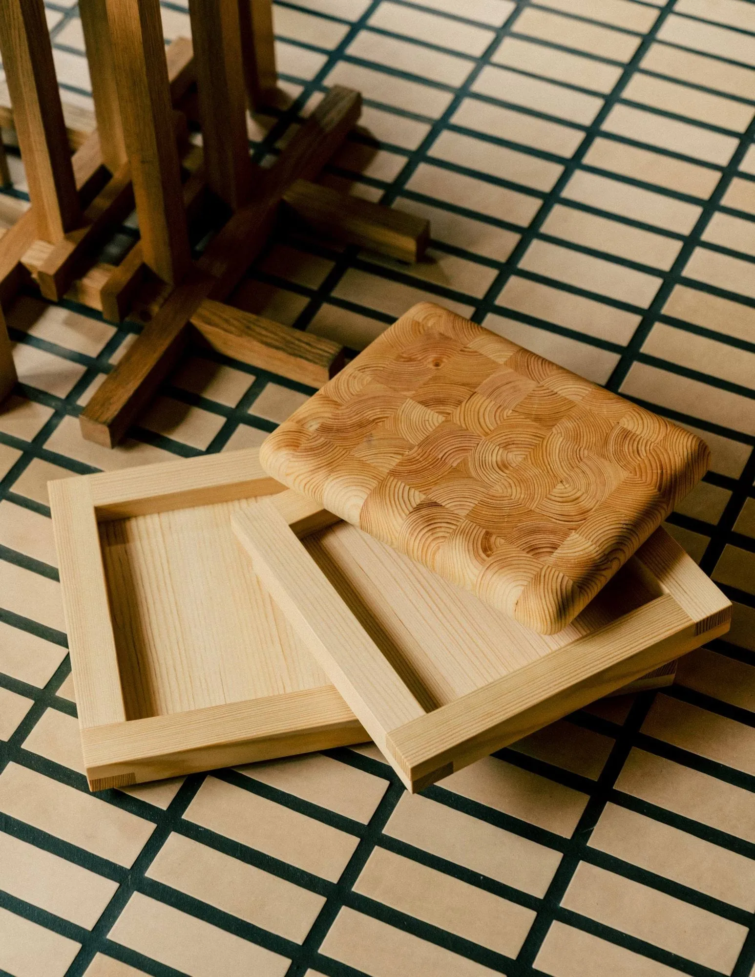 009 Tray bricka, Oljevaxad furu, 33x33x6 cm Vaarnii