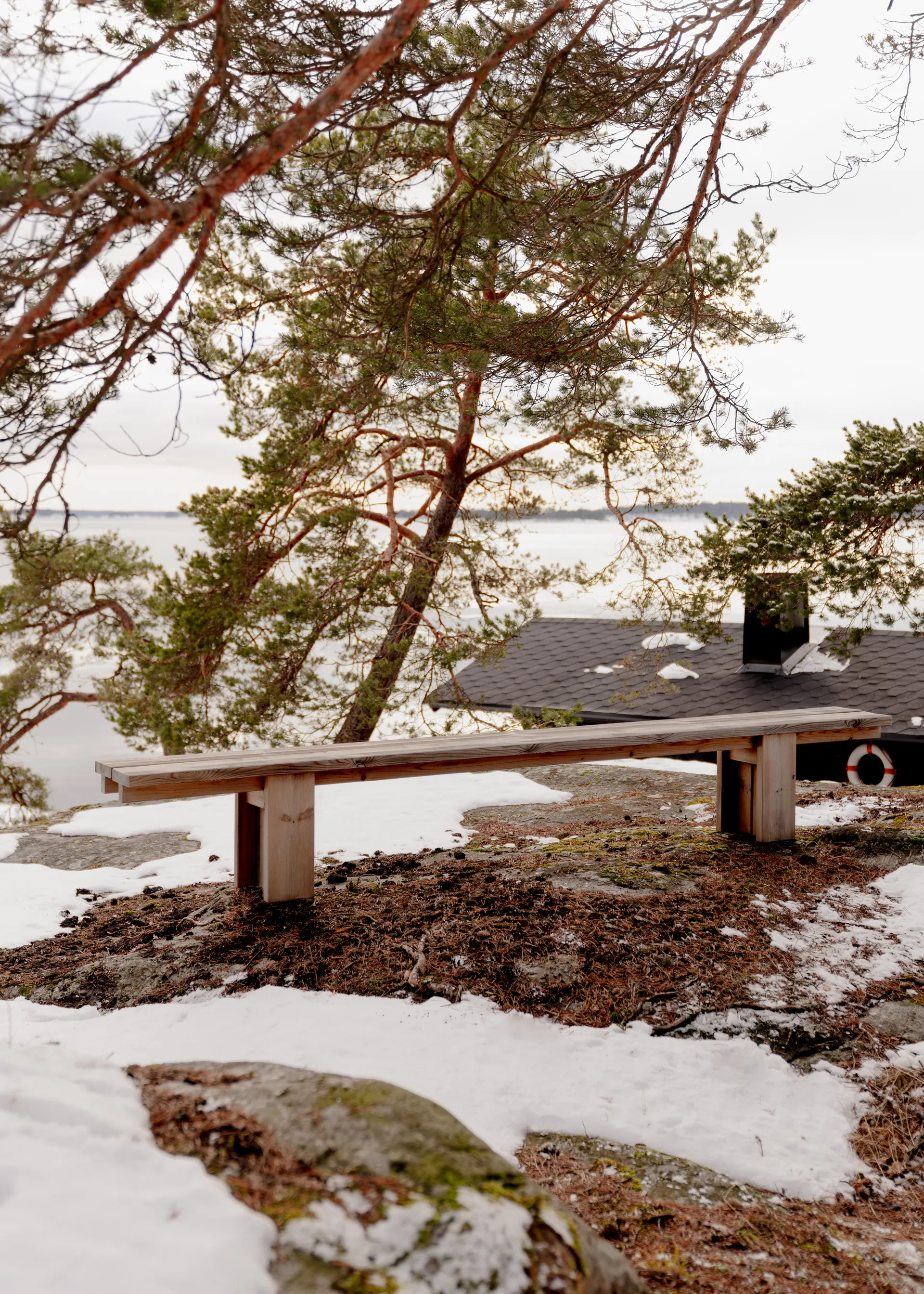 013 Osa Outdoor Bench bänk, Värmebehandlad furu, 270x37x49 cm Vaarnii