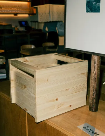 020 Koppa Crate förvaringslåda - Oljevaxad furu, large 38x43x36 cm - Vaarnii