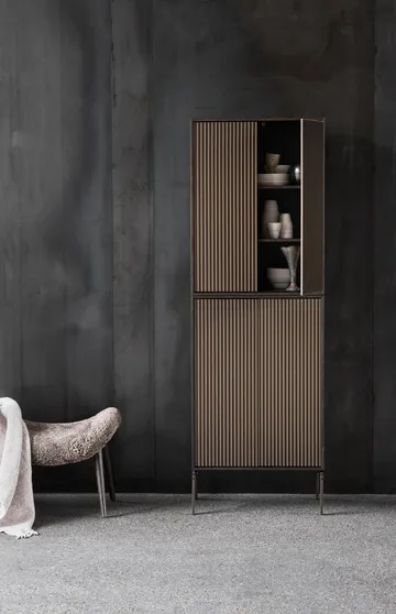 Vipp Cabinet H4 skåp med ben - Dark oak, doors - Vipp