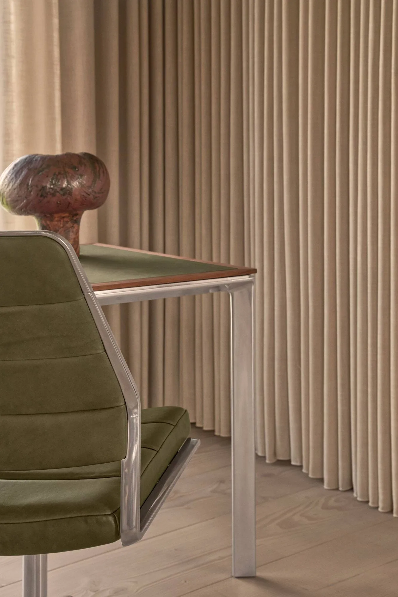 Vipp432 skrivbord, Bosco leather-walnut Vipp