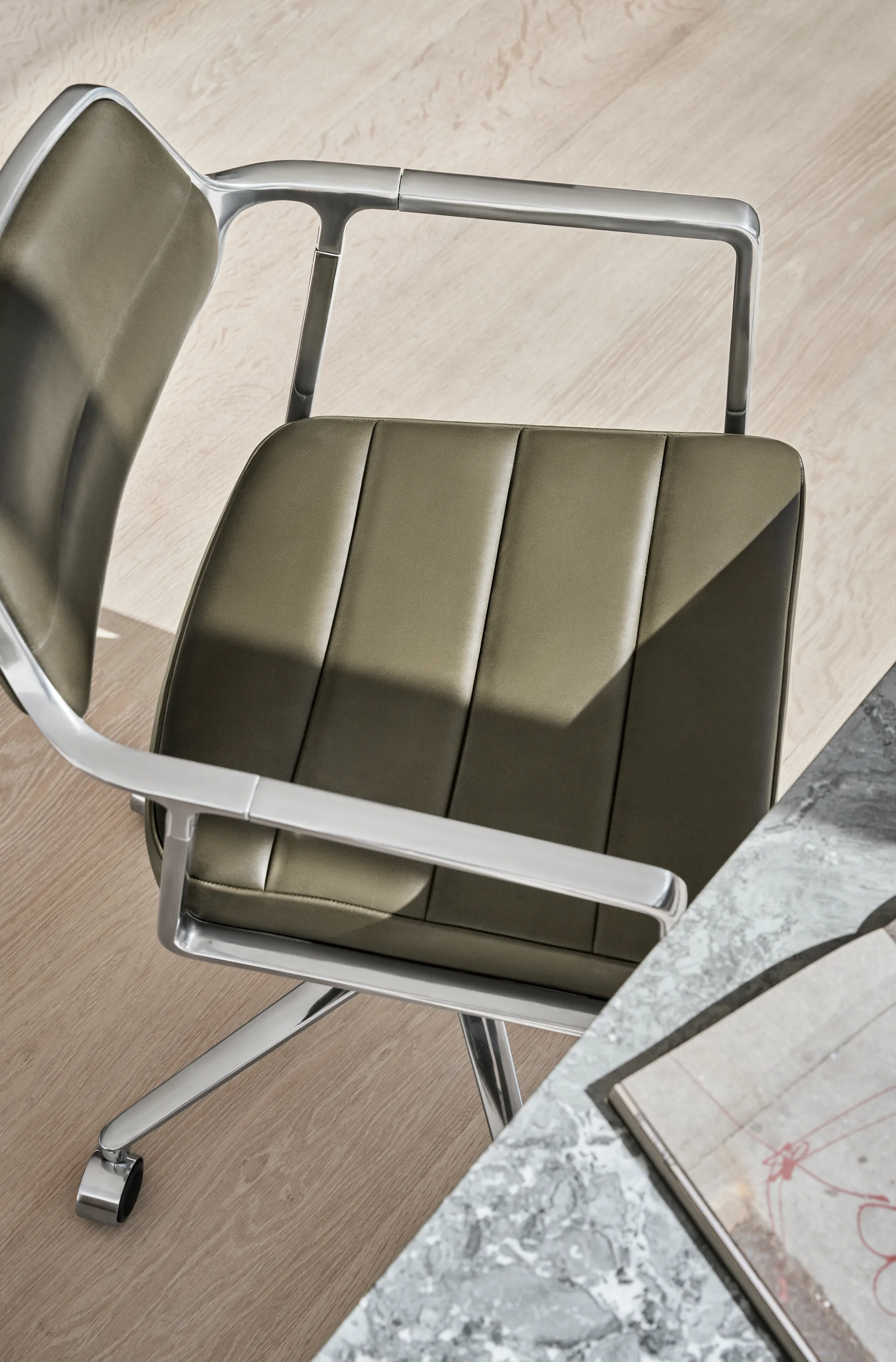 Vipp453+ Swivel kontorsstol med hjul, Pol. aluminium-bosco green Vipp