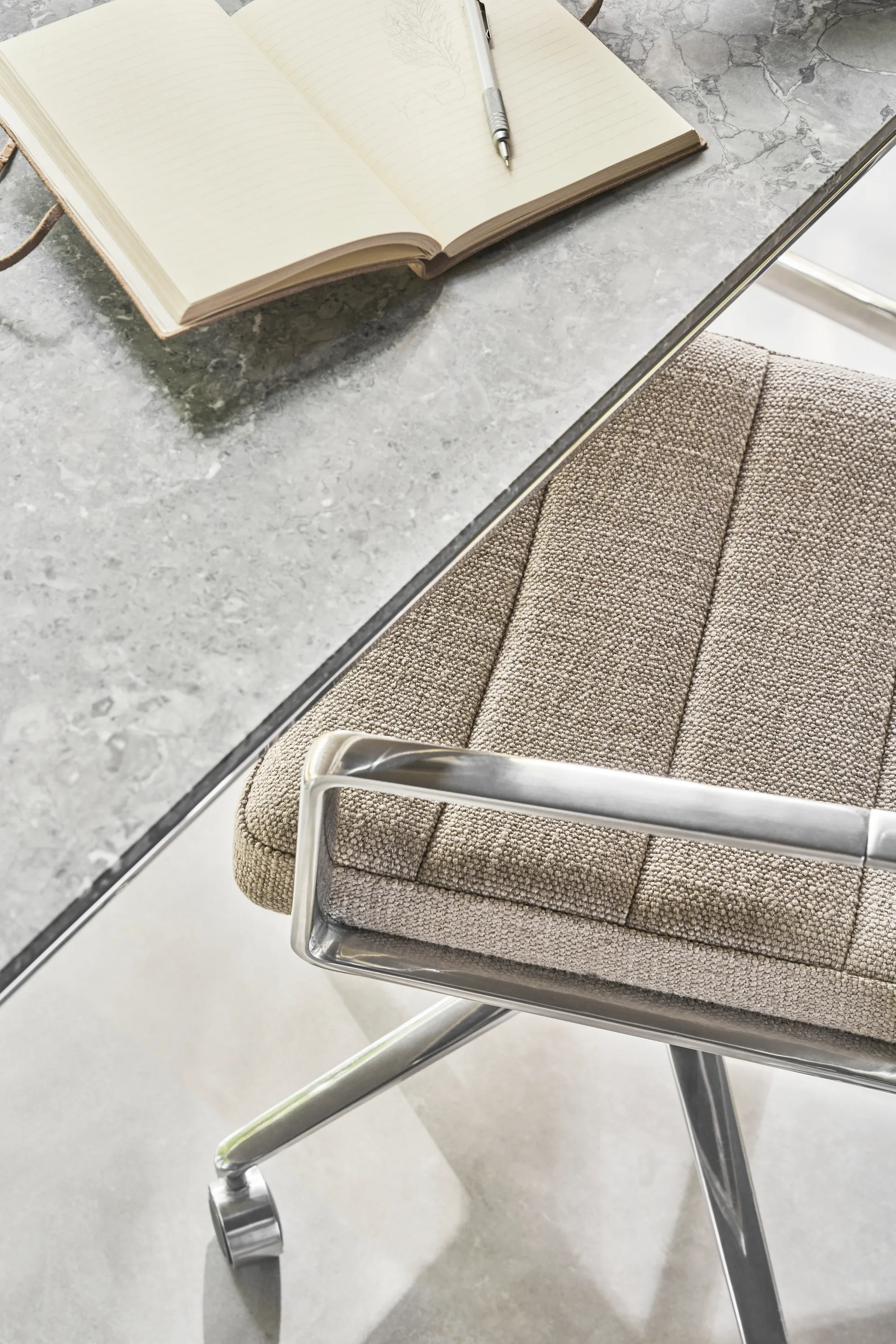 Vipp453+ Swivel kontorsstol med hjul, Pol. aluminium-dark sand Vipp