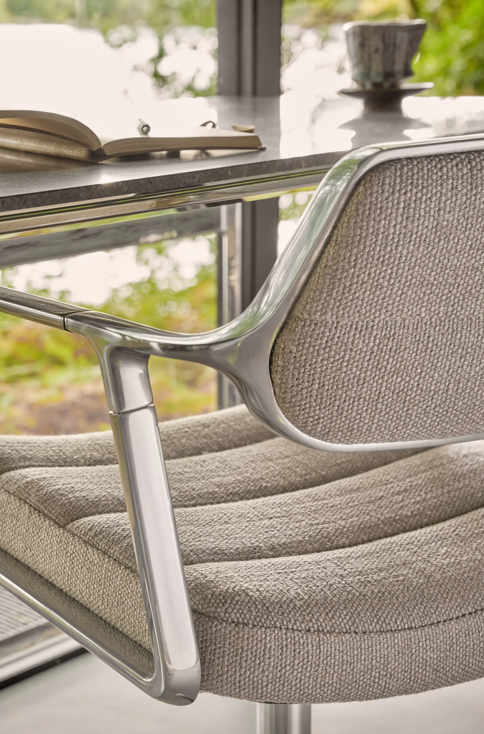 Vipp453+ Swivel kontorsstol med hjul, Pol. aluminium-dark sand Vipp