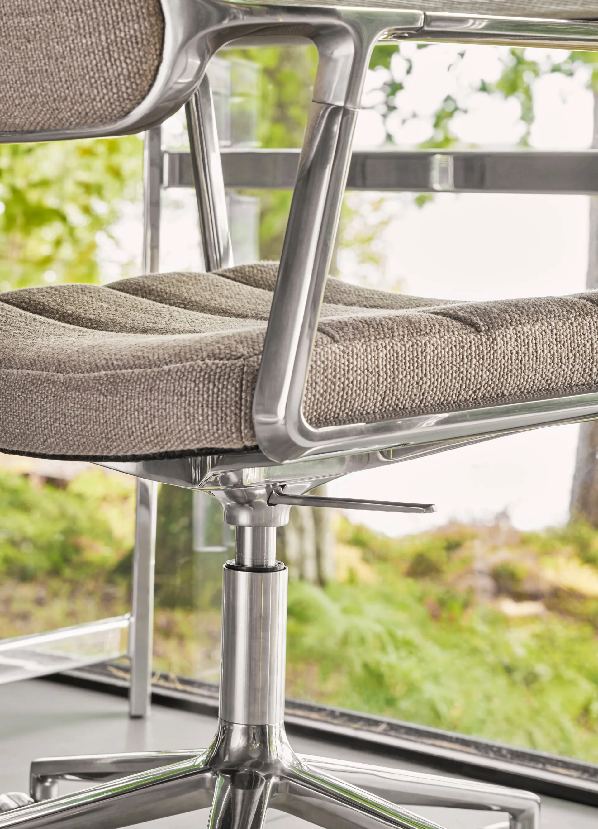 Vipp453+ Swivel kontorsstol med hjul, Pol. aluminium-dark sand Vipp