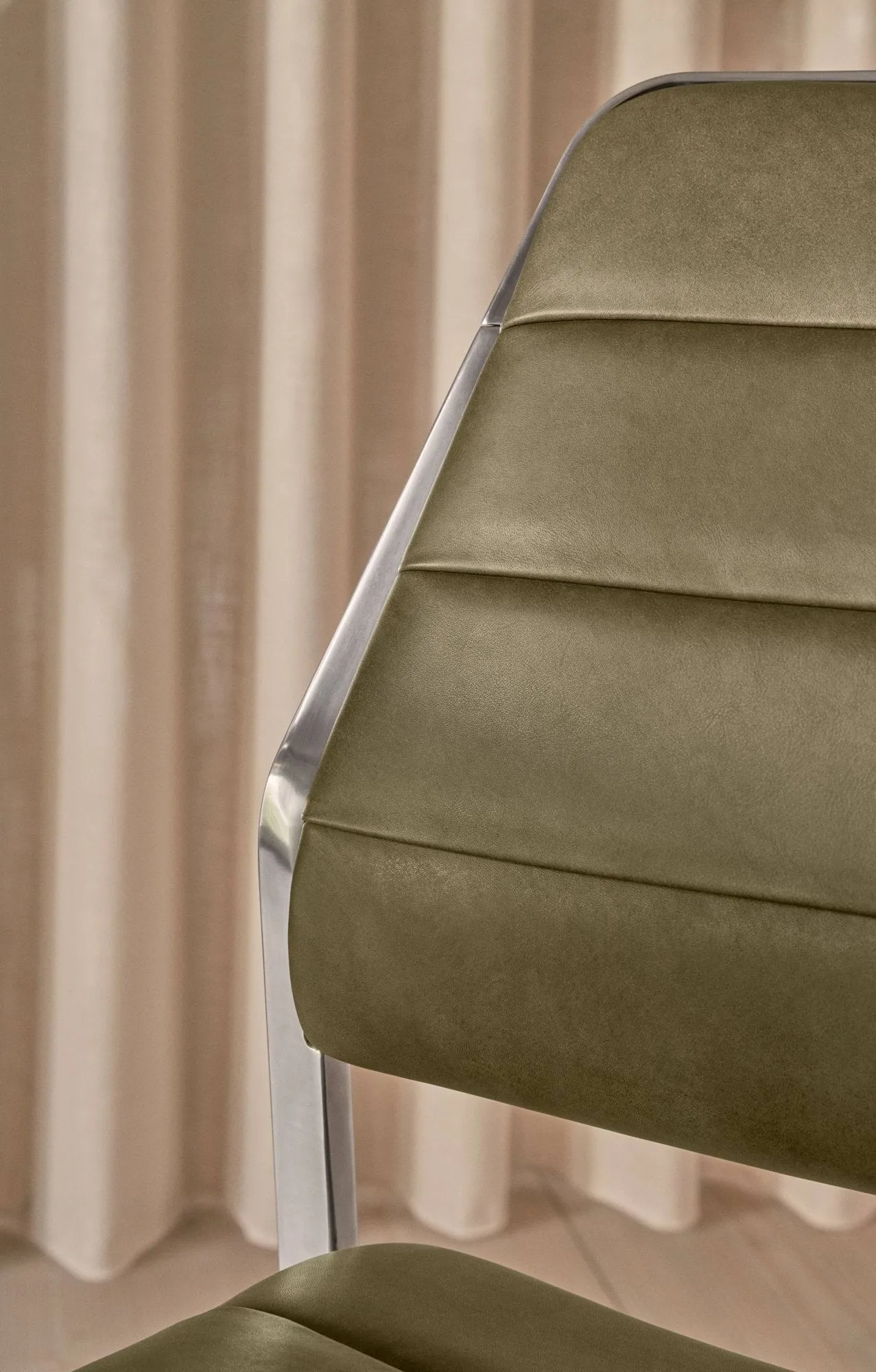 Vipp454 Swivel chair kontorsstol, Bosco leather green-polished aluminium Vipp
