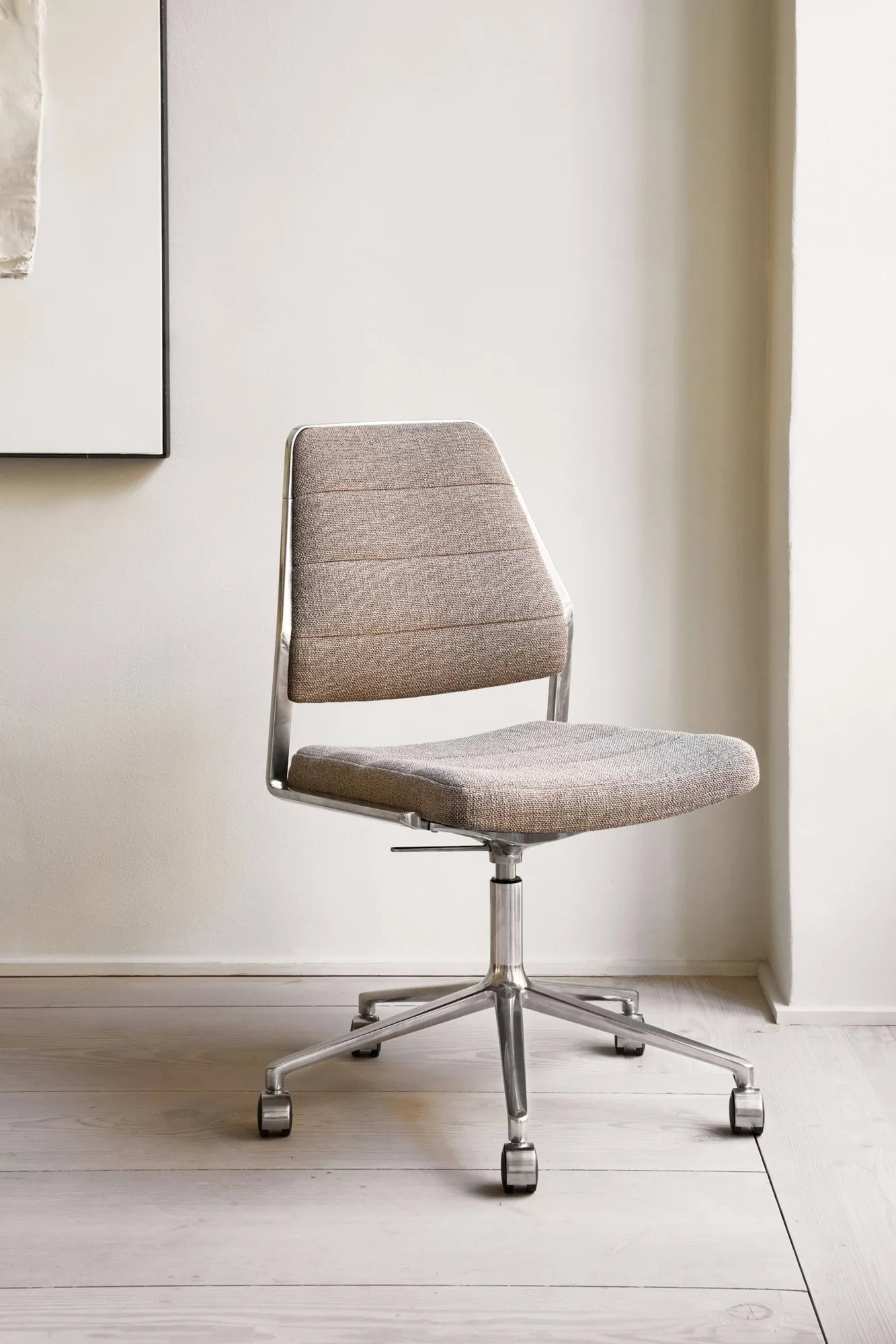 Vipp454+ Swivel chair kontorsstol med hjul, Bosco leather green-polished aluminium Vipp
