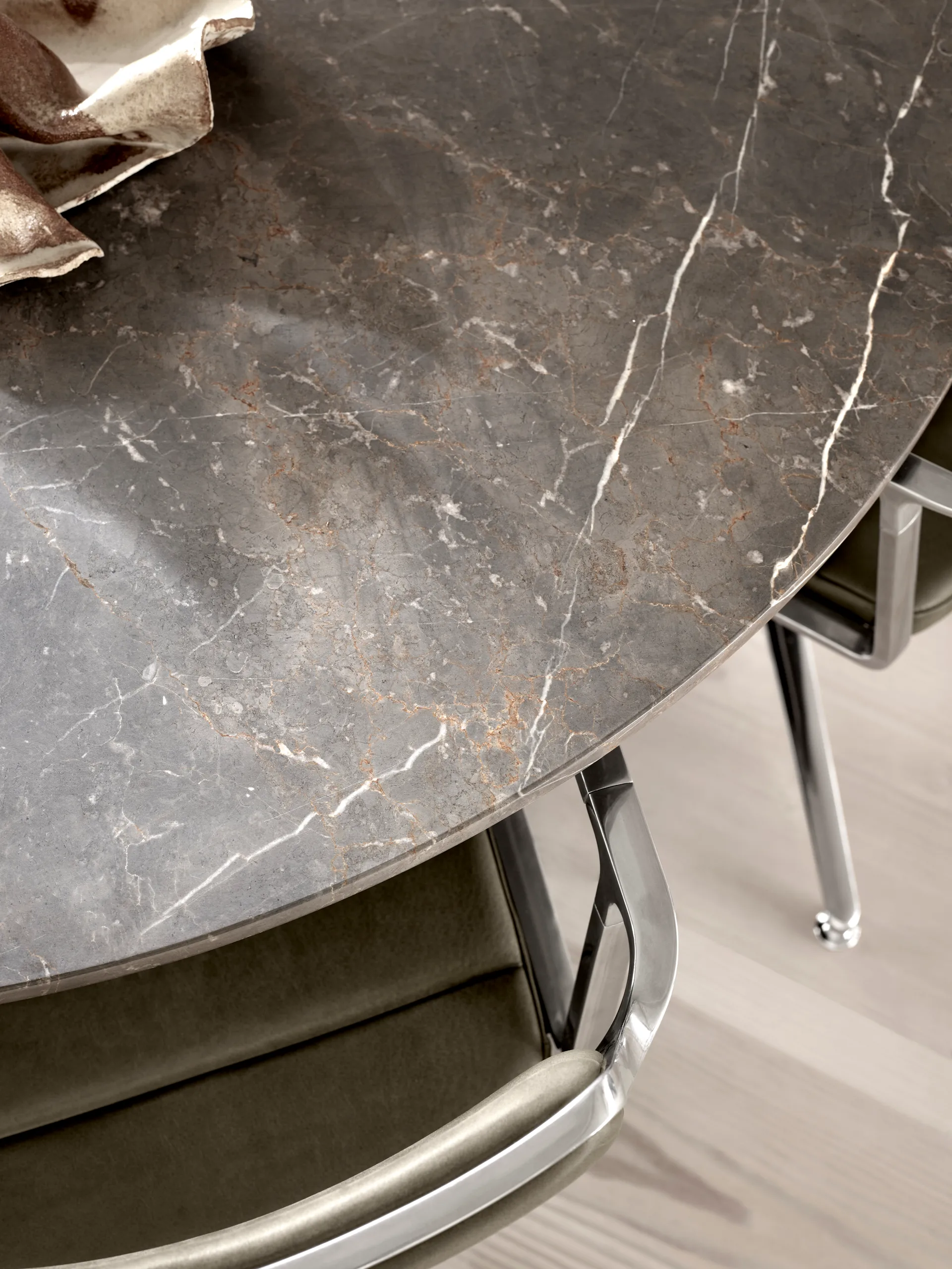 Vipp495 Cabin matbord Ø150 cm, Grey marble-dark oak Vipp