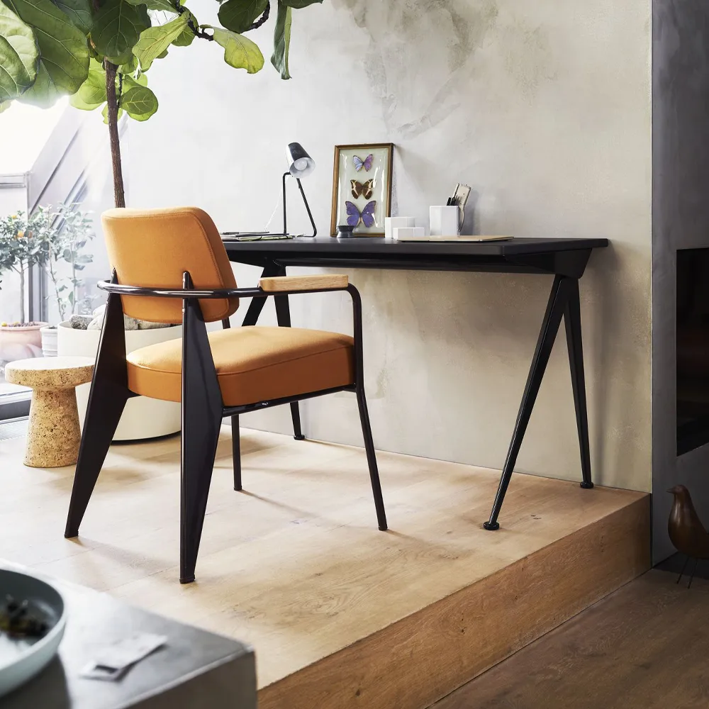 Compas Direction skrivbord, Dark oak-Deep black Vitra