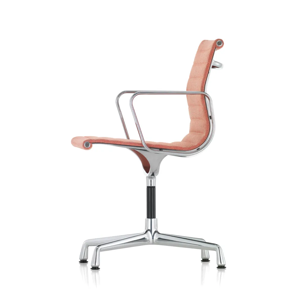 EA 104 karmstol, Hopsak 17 nude/ivory-polerad aluminium Vitra