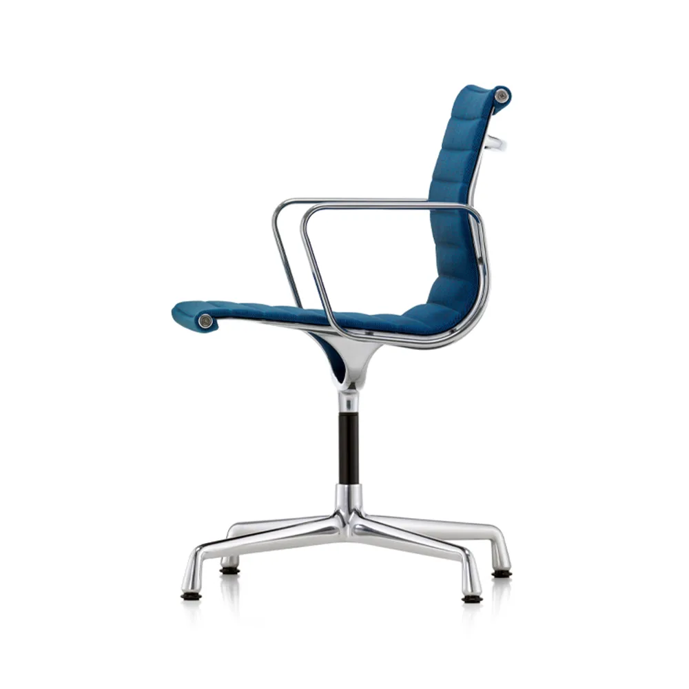 EA 104 karmstol, Hopsak 84 blue/moor brown-polerad aluminium Vitra