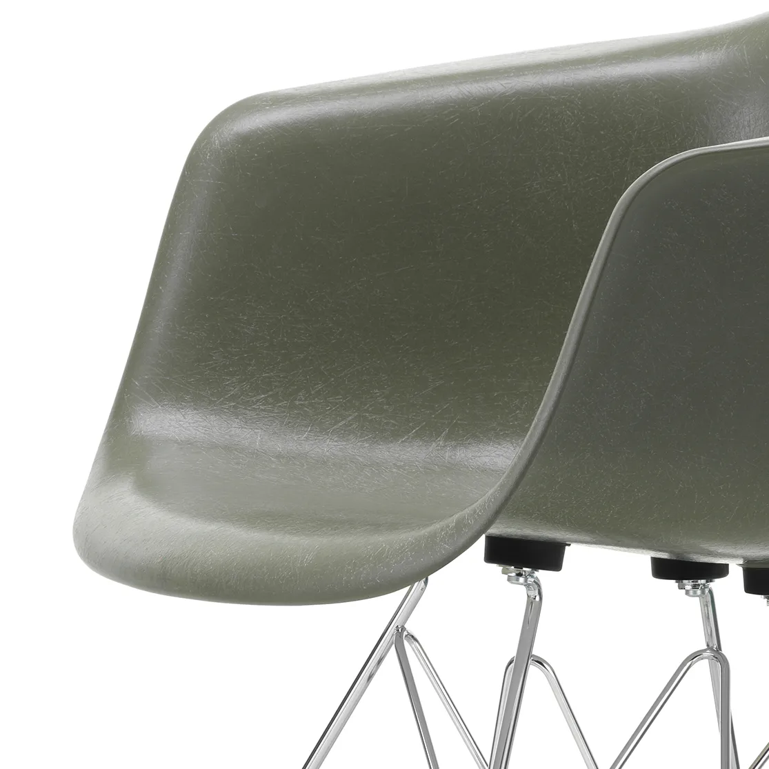 Eames fiberglass armchair DAR karmstol, Raw umber-Chrome Vitra
