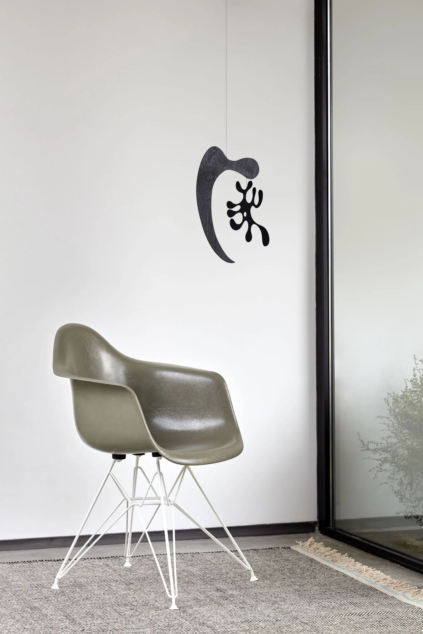 Eames fiberglass armchair DAR karmstol, Raw umber-White Vitra