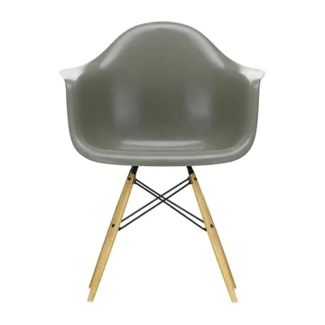 Eames Fiberglass Armchair DAW karmstol - raw umber, lönnben - Vitra