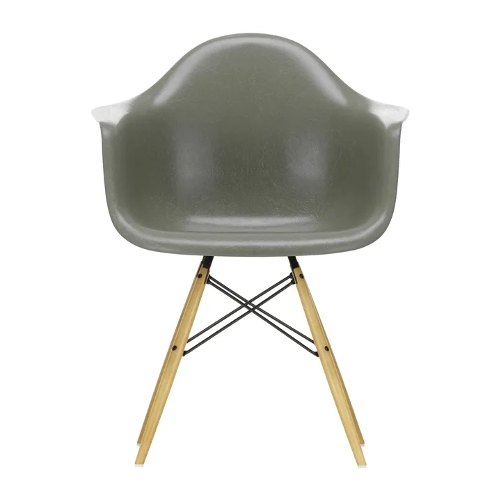 Eames Fiberglass Armchair DAW karmstol - raw umber, lönnben - Vitra