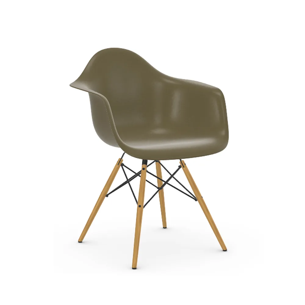 Eames Fiberglass Armchair DAW karmstol, raw umber, lönnben Vitra