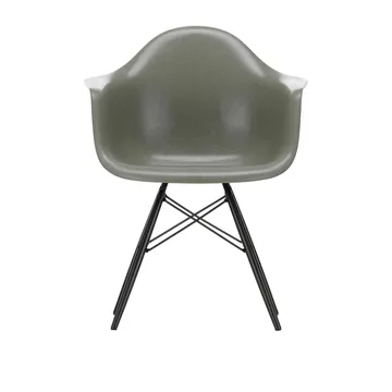 Eames Fiberglass Armchair DAW karmstol - Raw umber-svartbetsade lönnben - Vitra