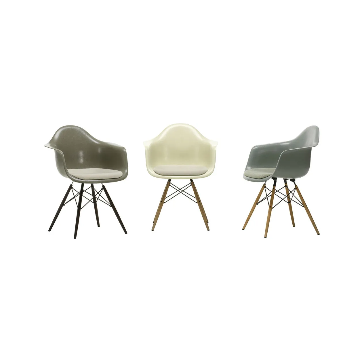 Eames Fiberglass Armchair DAW karmstol, Raw umber-svartbetsade lönnben Vitra