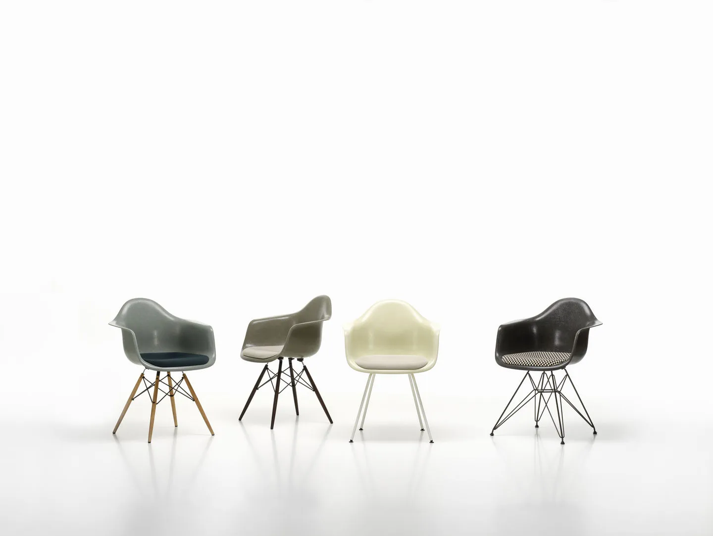 Eames Fiberglass Armchair DAW karmstol, Raw umber-svartbetsade lönnben Vitra