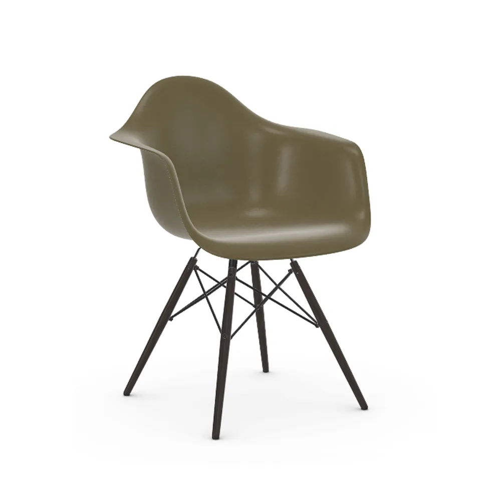 Eames Fiberglass Armchair DAW karmstol, Raw umber-svartbetsade lönnben Vitra