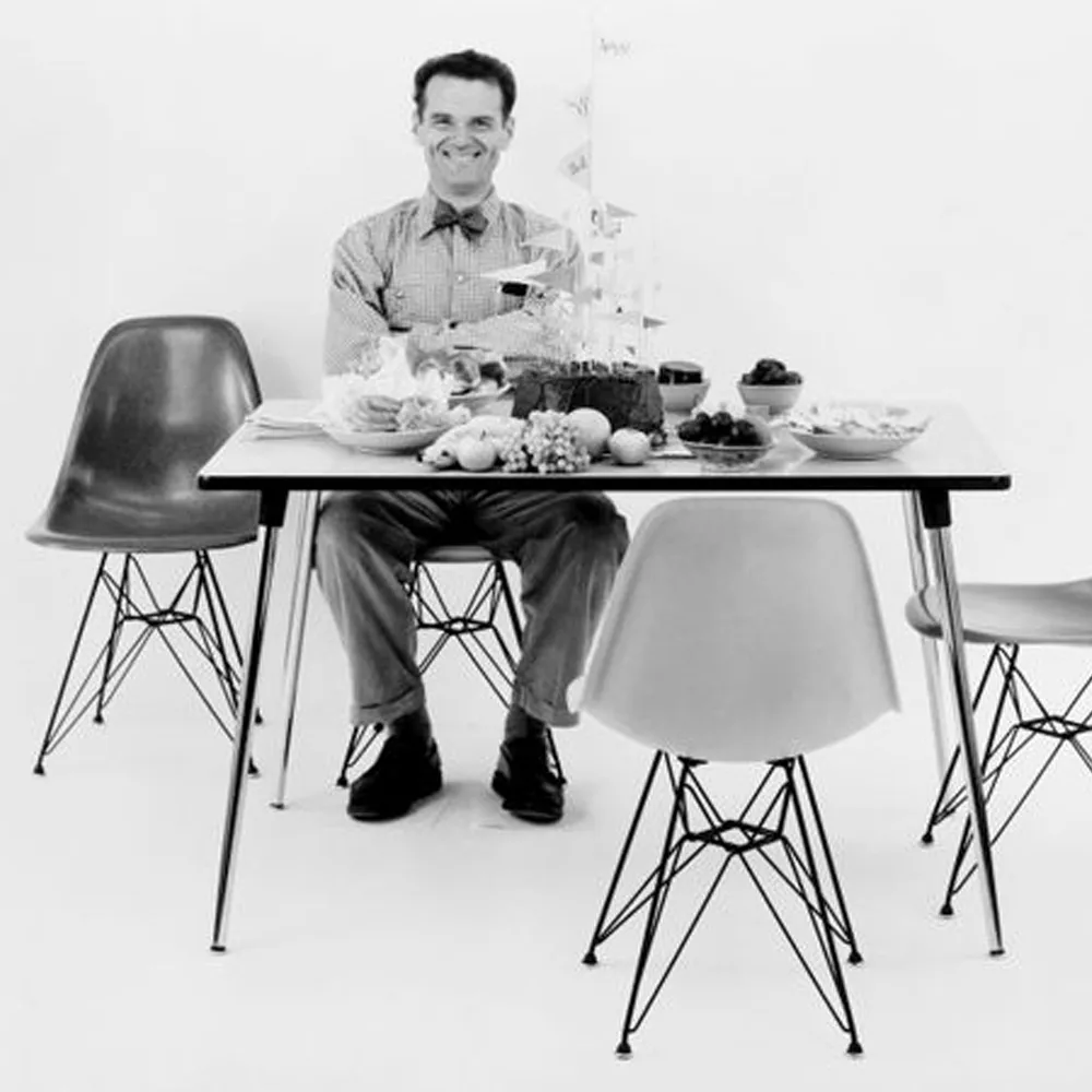 Eames Fiberglass Side Chair DSR stol, Classic red-Dark basic Vitra