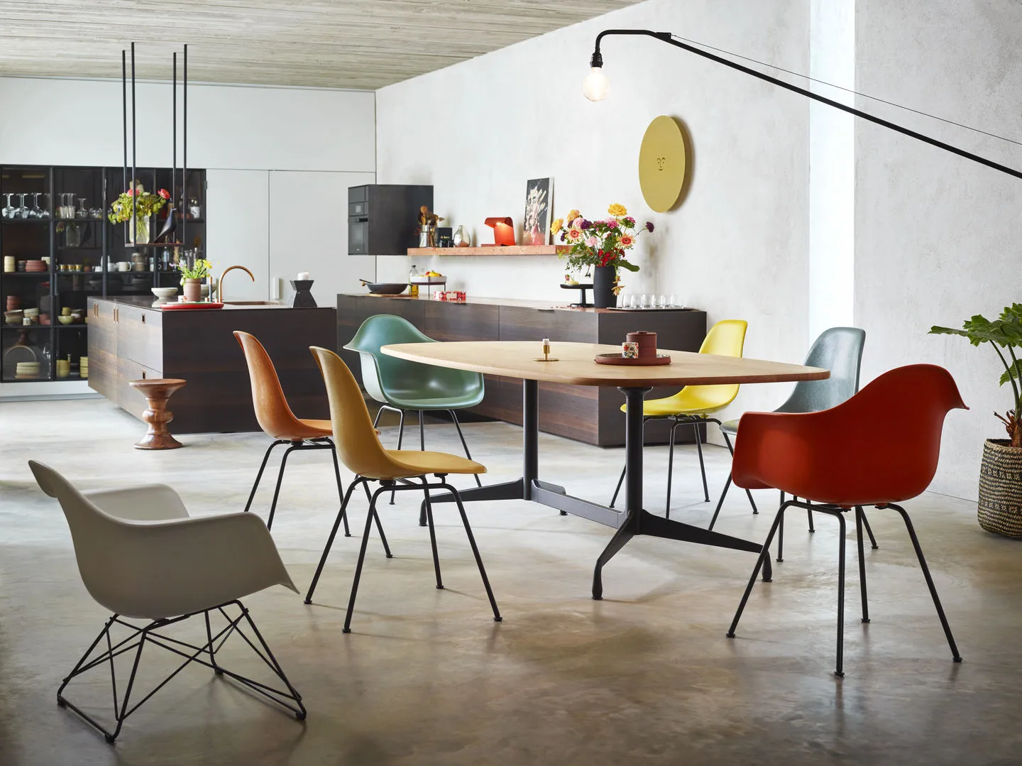 Eames plastic armchair LAR fåtölj, Green-Black Vitra