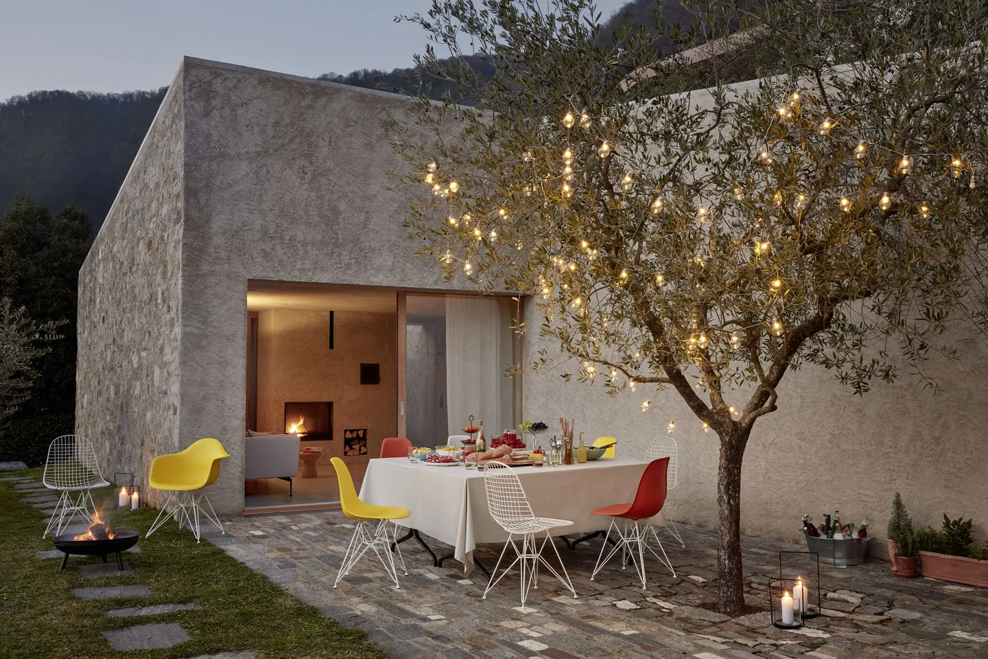 Eames Plastic Armchair RE DAR stol, 34 mustard-white Vitra