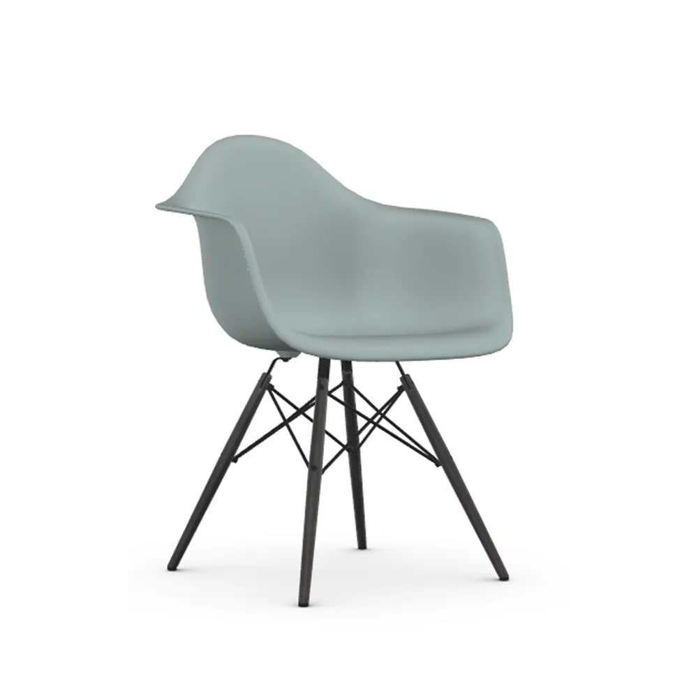 Eames Plastic Armchair RE DAW stol, 24 light grey-black maple Vitra
