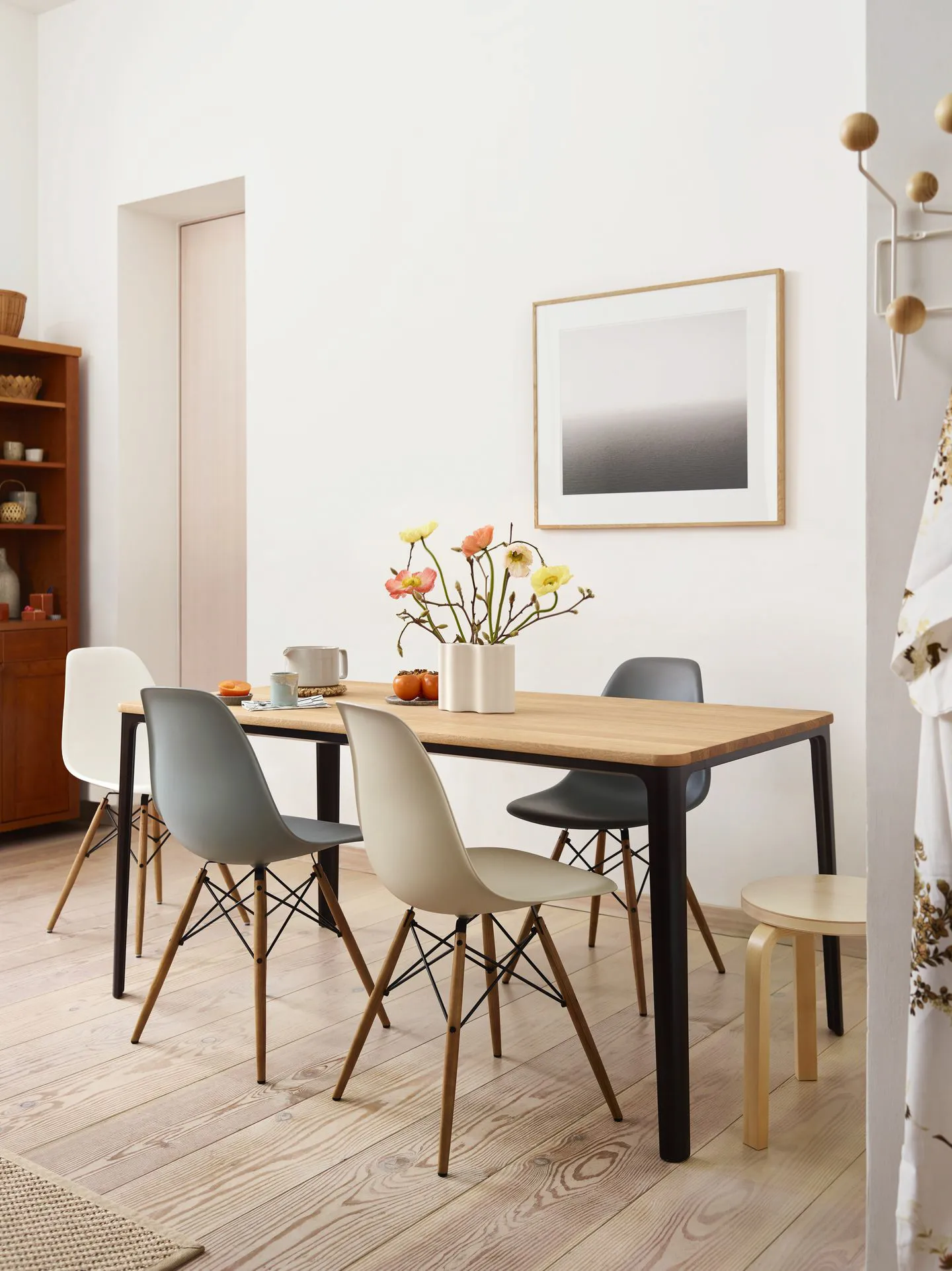 Eames Plastic Side Chair RE DSW stol, 24 light grey-dark maple Vitra