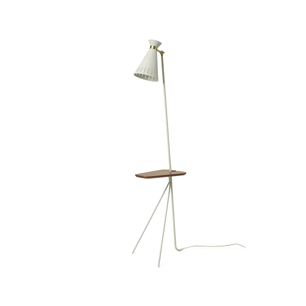 Cone golvlampa, warm white, teakbord, mässingsdetaljer Warm Nordic