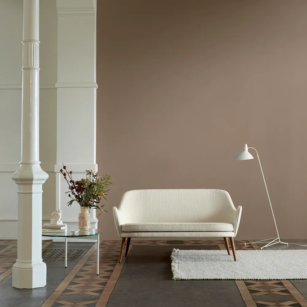 Dwell soffa, 2-sits fårskinn moonlight, ben i rökt ek Warm Nordic
