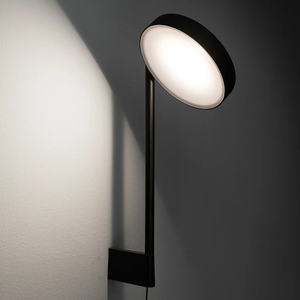 w182 Pastille br2 vägglampa, graphite black, lång arm Wastberg+