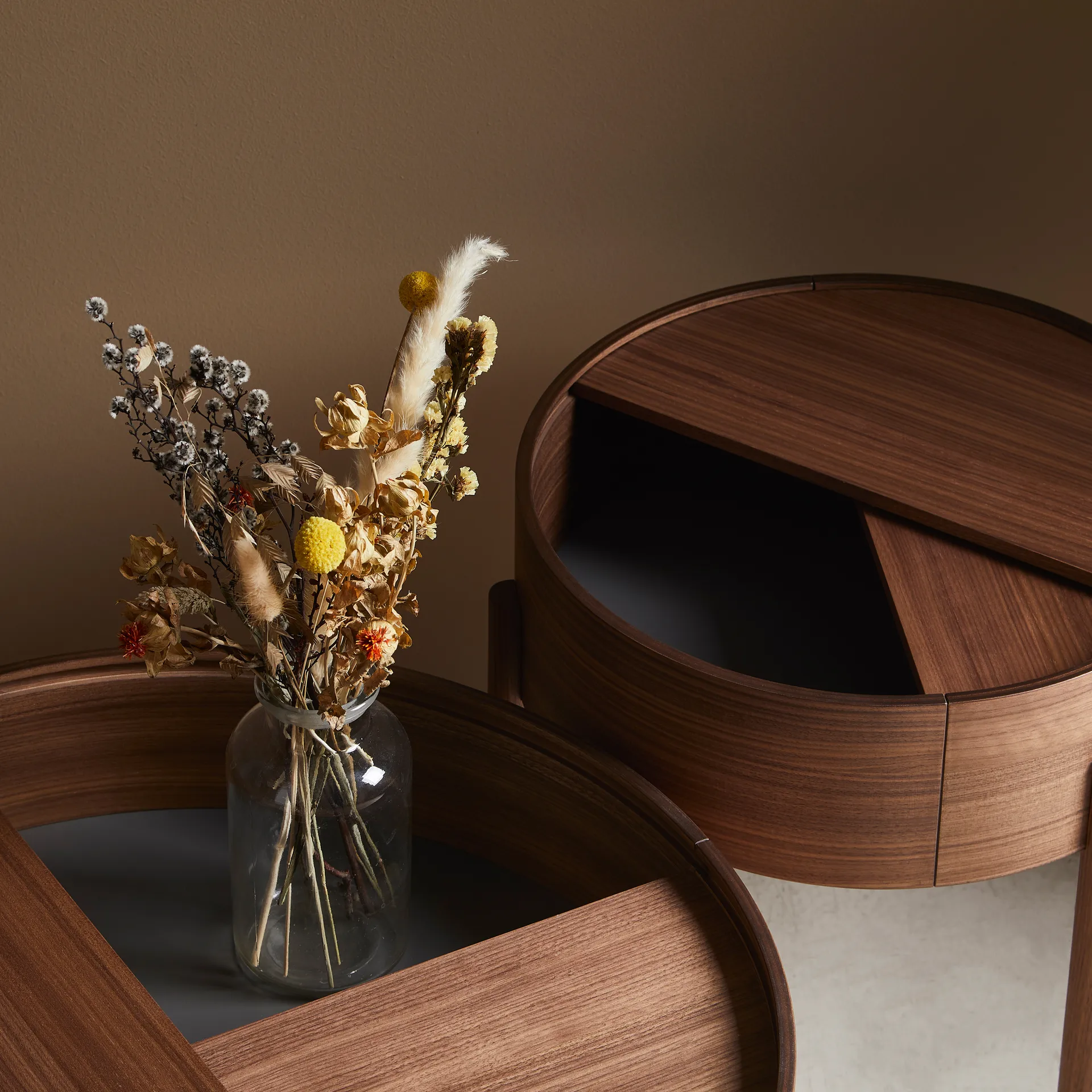 Arc sidobord, Valnöt Woud