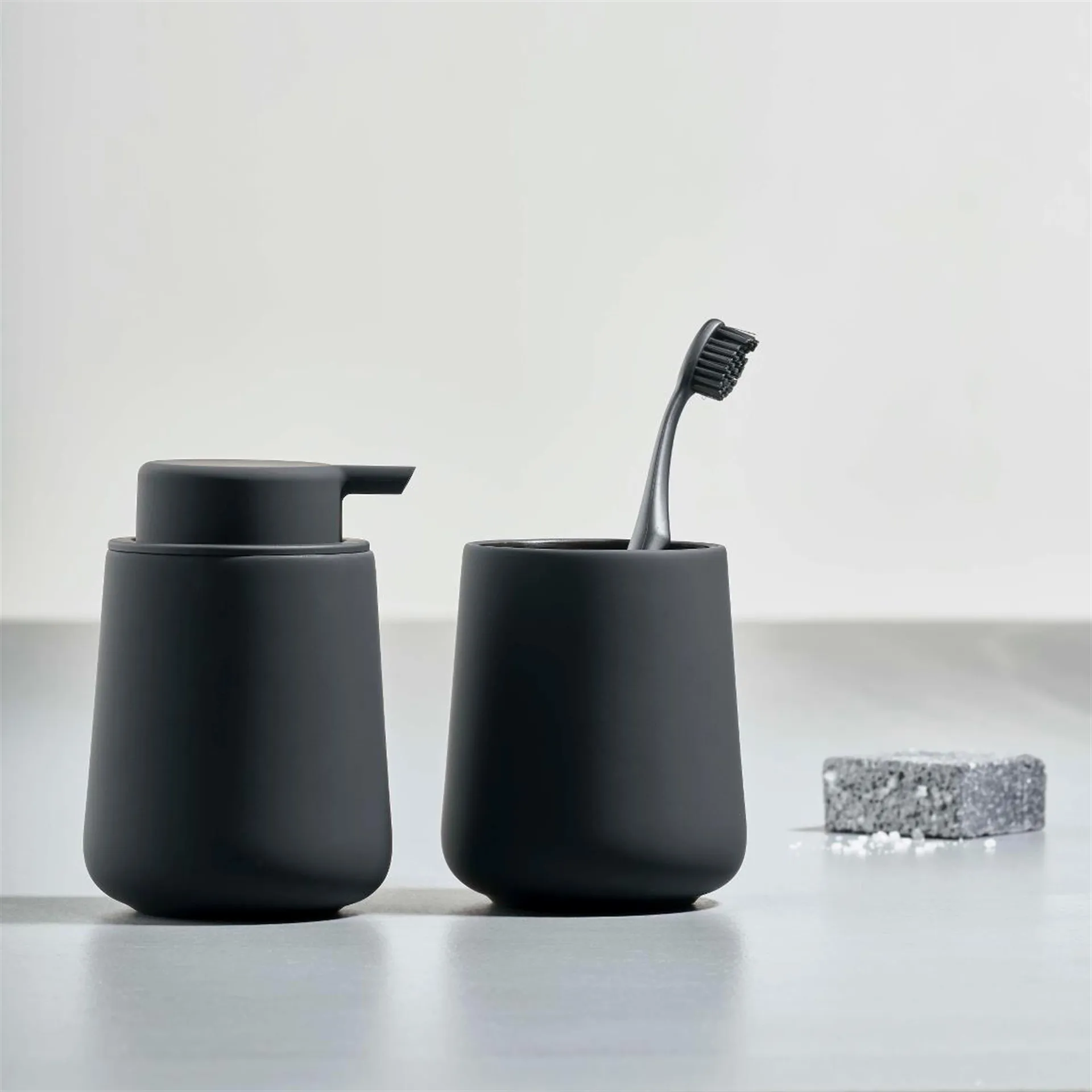 Nova One tandborstmugg, svart Zone Denmark