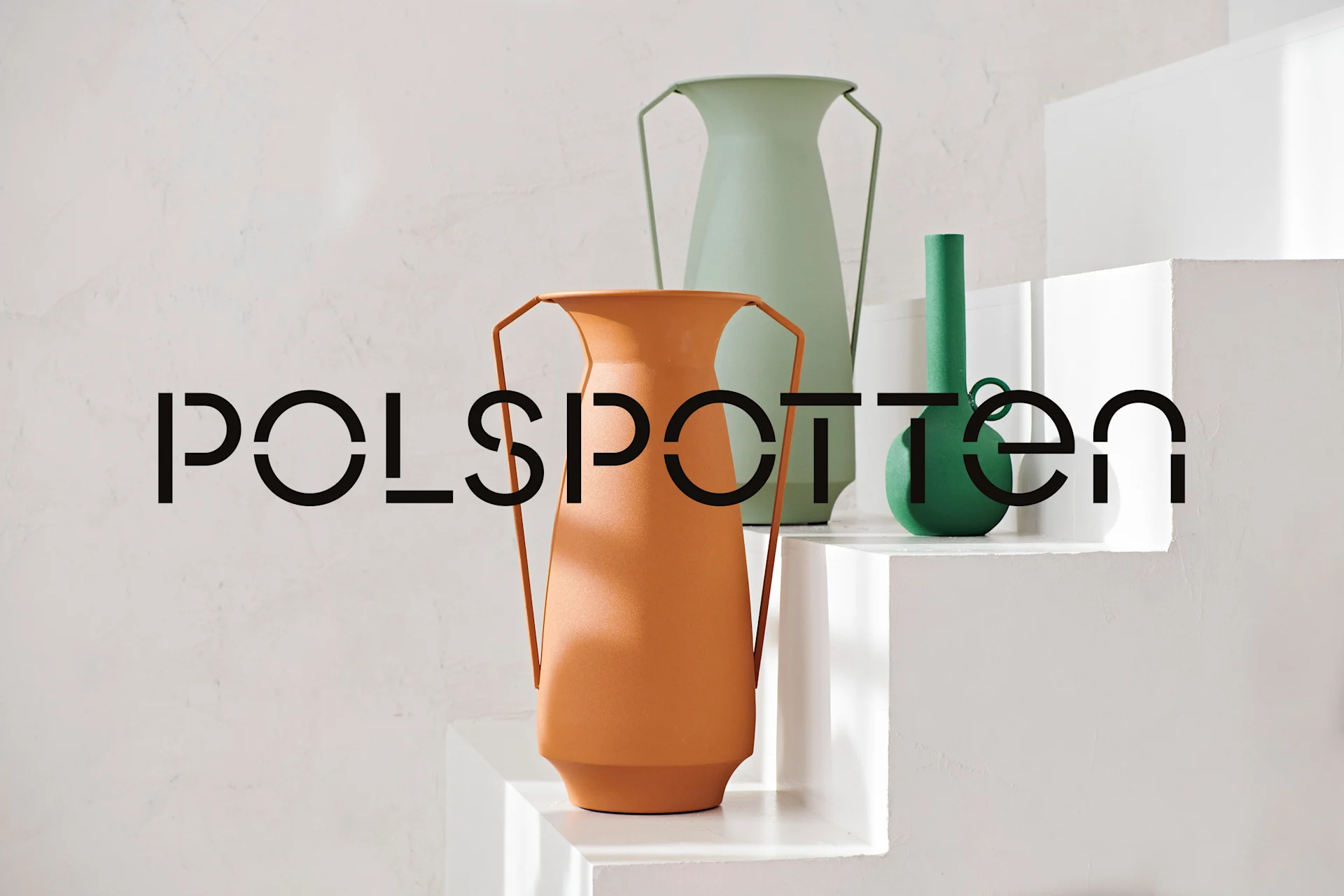 Polspotten-logotyp över tre dekorativa vaser i orange, ljusgrönt och mörkgrönt, arrangerade på vita steg.