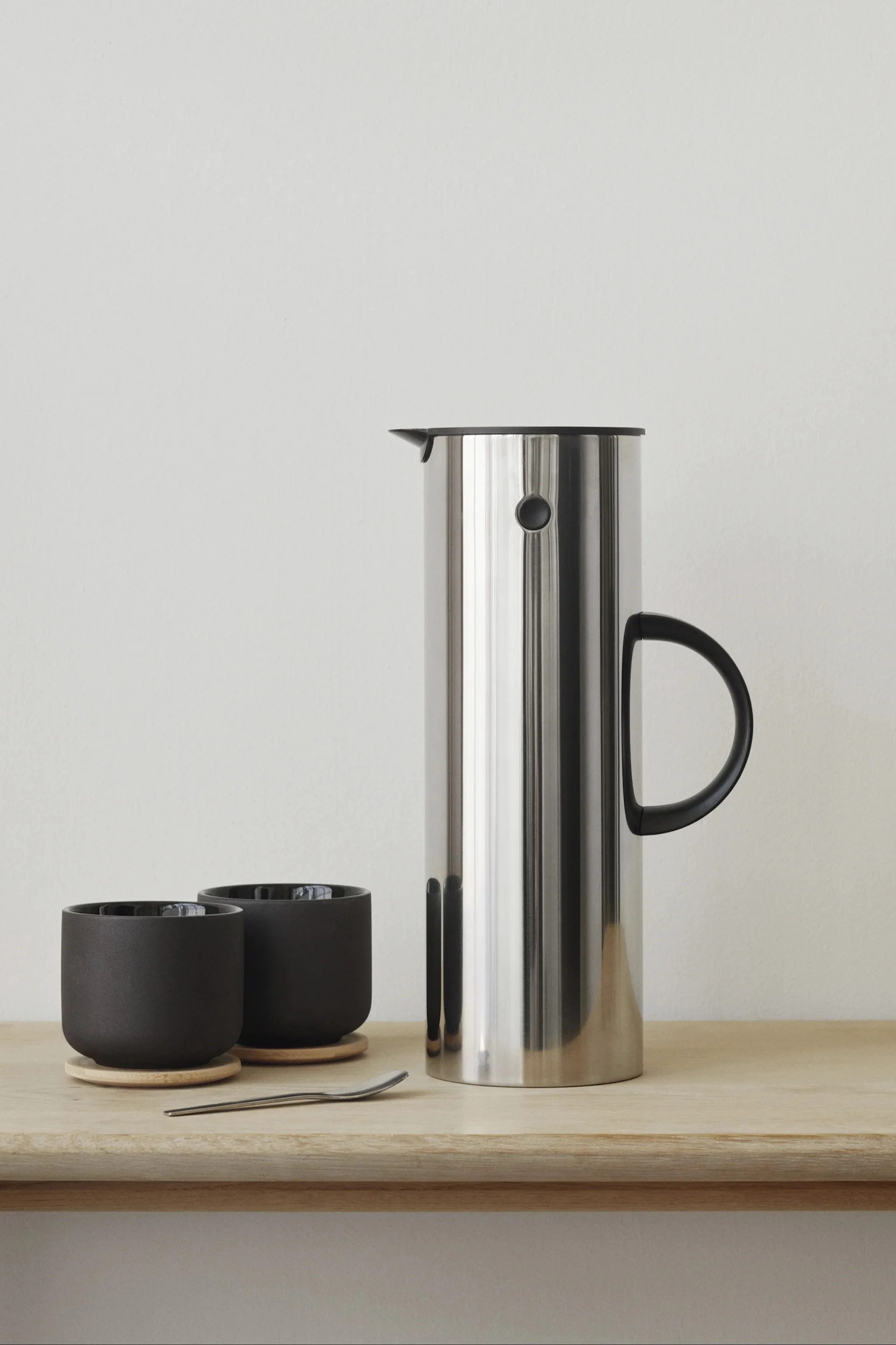 EM77 termoskanna från Stelton är ett utmärkt exempel på presenttips för den designintresserade och även ett säkert kort bland klassiska bröllopspresenter.