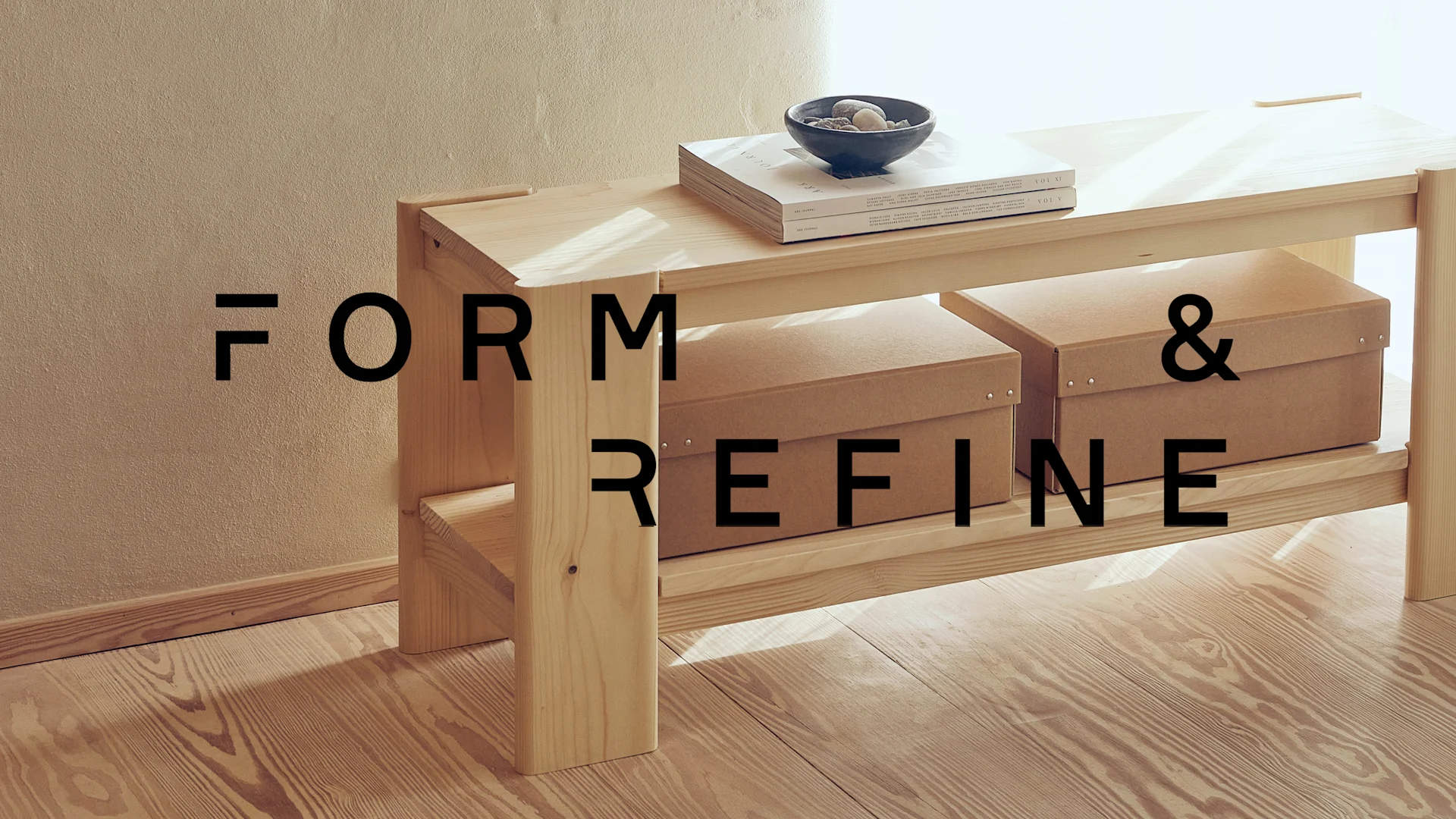 Ljus träbänk med böcker, en skål med stenar och två kartonger. Texten "FORM & REFINE" är över bilden.
