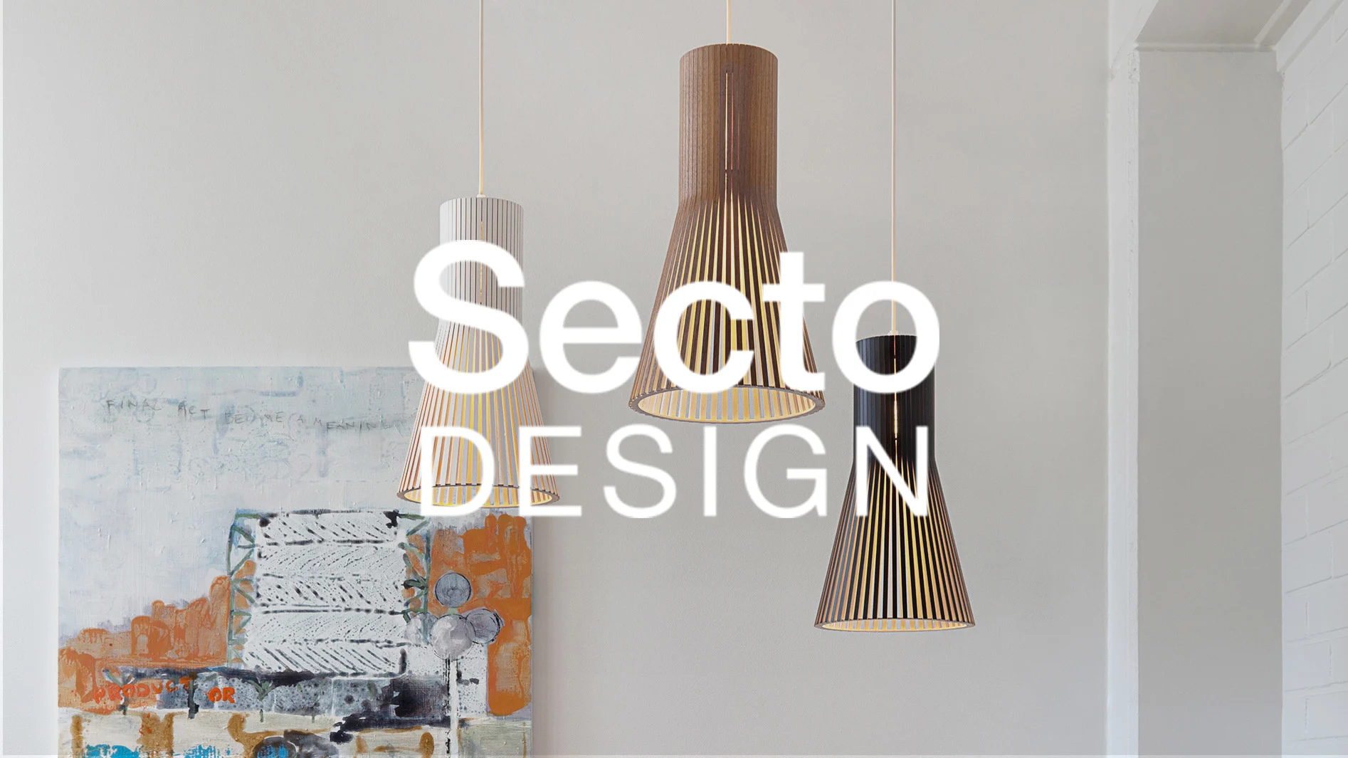 Tre taklampor i trä i olika färger, med texten «Secto DESIGN»