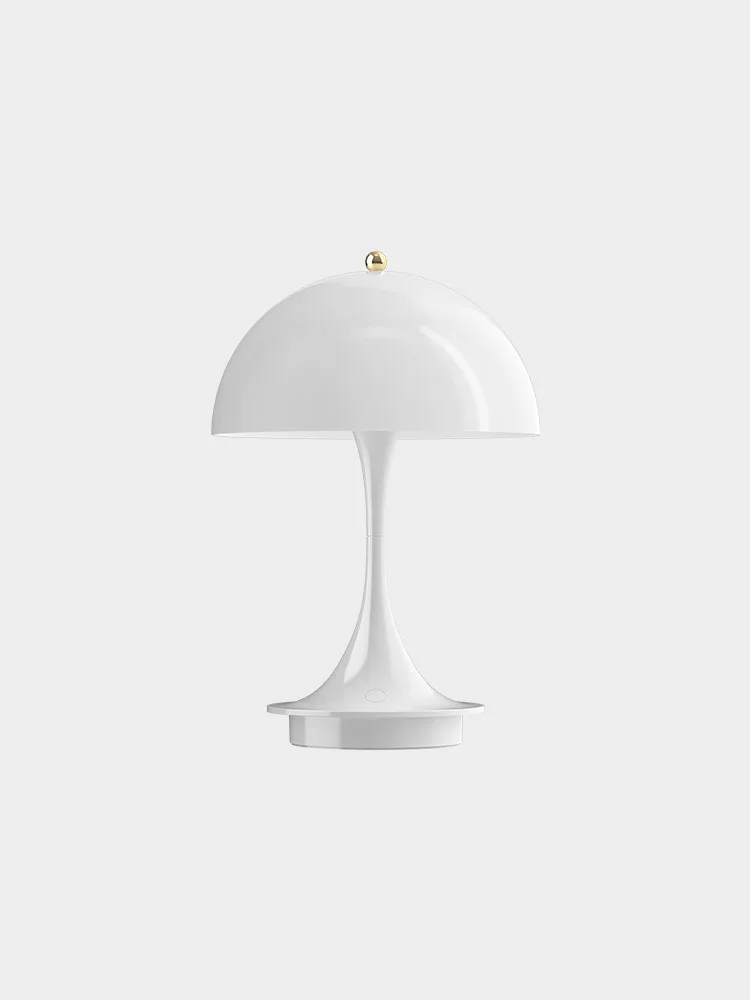 Vit, svampformad bordslampa med en guldknopp på toppen.